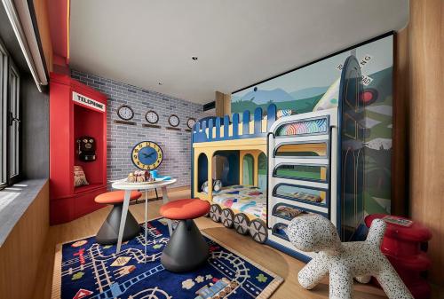 クアラルンプールにあるパークロイヤル コレクション クアラルンプールの子供部屋 列車をテーマにしたベッドルーム付