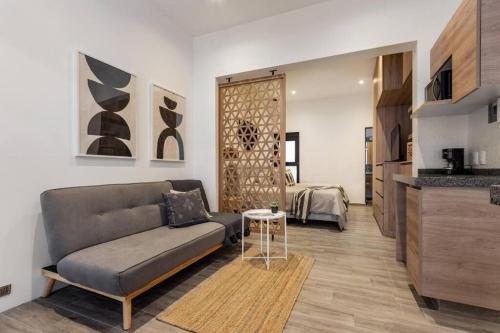 a living room with a couch and a bedroom at 1 - Loft Privado Cama King Size Roma Sur in Mexico City