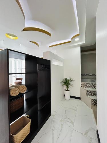 a kitchen with black and white walls and a ceiling at Villa del Mar Hotel Boutique in Cahuita