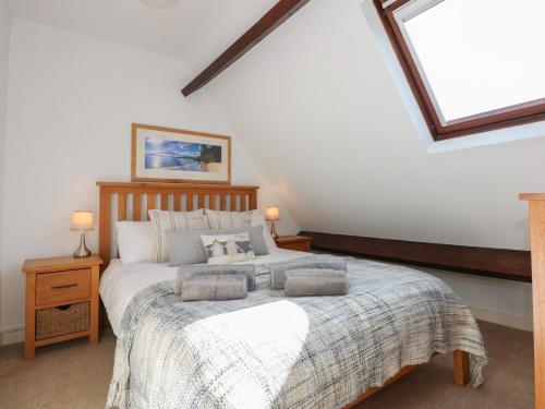 a bedroom with a bed with two pillows on it at Hafan Bach - 233 Cae Du in Abersoch