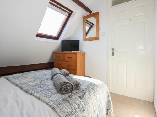 a bedroom with a bed with towels on it at Hafan Bach - 233 Cae Du in Abersoch