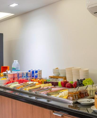 een buffet met veel verschillende soorten eten bij Arpoar Suite N 130 in João Pessoa