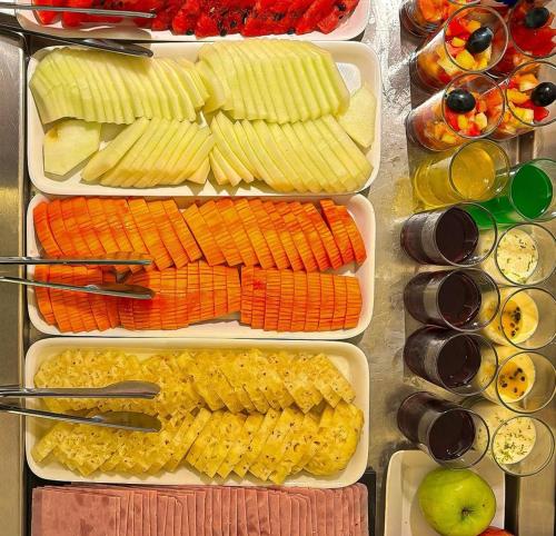 vier schalen gevuld met verschillende soorten voedsel op een tafel bij Arpoar Suite N 130 in João Pessoa