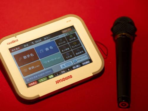 a cell phone sitting on top of a microphone at Hotel SUI Kyoto Kiyomizu in Kyoto