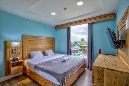 Postel nebo postele na pokoji v ubytování Airport Suites Hotel