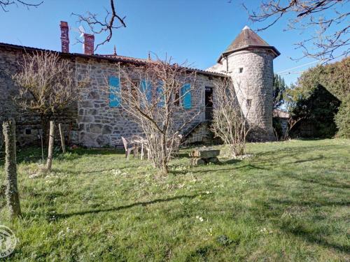 Κήπος έξω από το Gîte charmant avec cheminée et jardin à Marlhes, proche commodités et sentiers de randonnée - FR-1-496-55