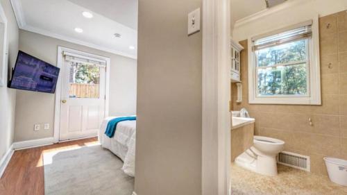 Bilik mandi di 5300sqft Home 10 Mins to Washington DC Sleeps 20