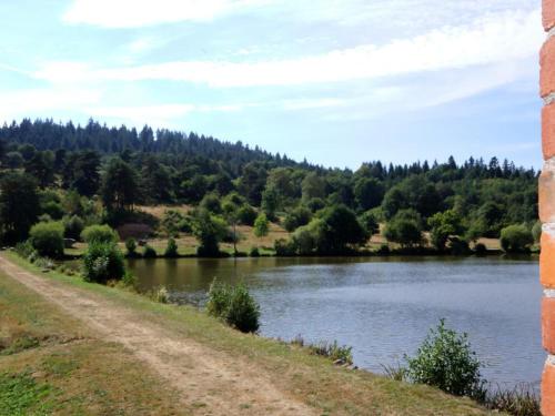 a view of a river from a brick building at Gîte au calme avec terrasse, cheminée et pêche à proximité, animaux acceptés. - FR-1-496-225 in Les Salles