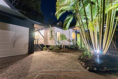 Taman di luar ELEVATA VILLA Luxe Spa Jacuzzi - Wood Fire - Claw Bath - Pet Friendly