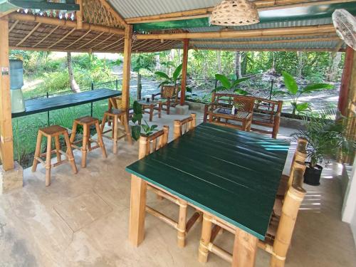 a dining room with a green table and chairs at Rose Apartments in Anda