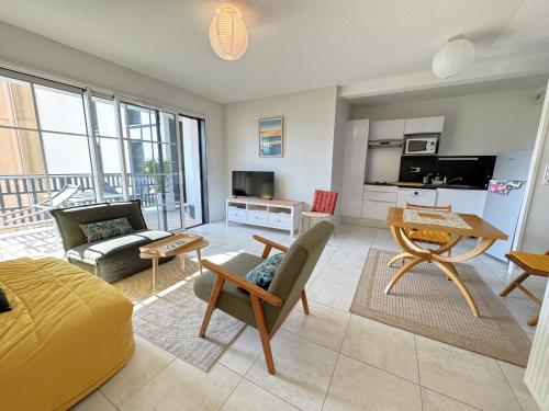 un salon avec un canapé et une table dans l'établissement Appartement à Arcachon avec terrasse, proche plage et parking - FR-1-474-268, à Arcachon