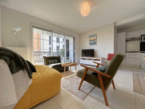 un salon avec un canapé et une table dans l'établissement Appartement à Arcachon avec terrasse, proche plage et parking - FR-1-474-268, à Arcachon