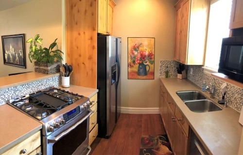 Η κουζίνα ή μικρή κουζίνα στο Modern Townhome Near the Center of the City
