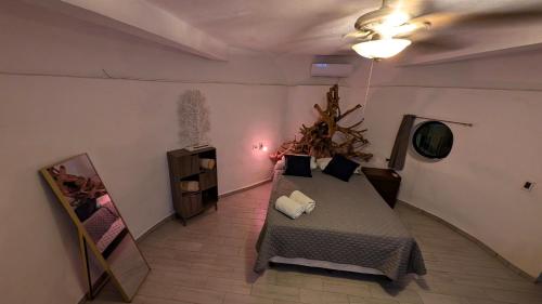a room with a bed with a table and a mirror at Kajal Kiin in El Cuyo