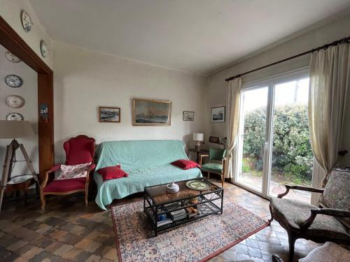 un salon avec un lit et une fenêtre dans l'établissement Arcachon : Maison 3 chambres idéale famille/amigos - FR-1-319-597, à Arcachon