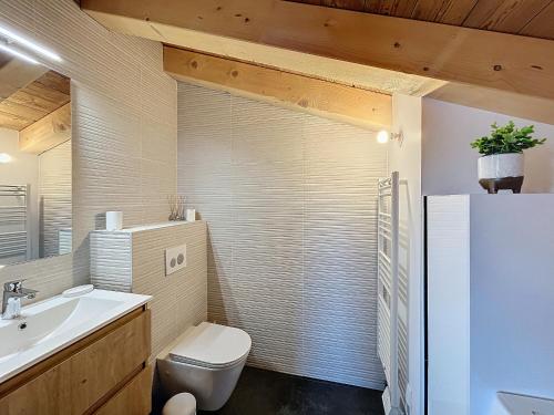 une salle de bain avec toilettes et lavabo dans l'établissement Appartement neuf 2 chambres près des pistes à Combloux avec parking - FR-1-560-158, à Combloux