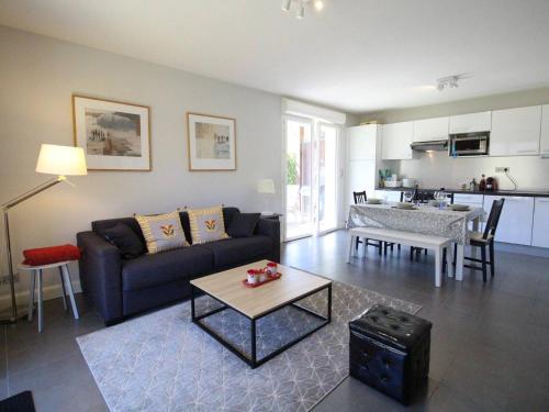 un salon avec un canapé et une table dans l'établissement Appartement moderne 51m² à Luchon - 4 pers, Terrasse, Parking - FR-1-313-241, à Luchon