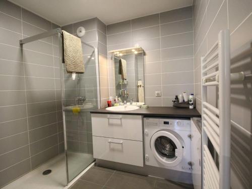 une salle de bain avec une machine à laver et un lavabo dans l'établissement Appartement moderne 51m² à Luchon - 4 pers, Terrasse, Parking - FR-1-313-241, à Luchon