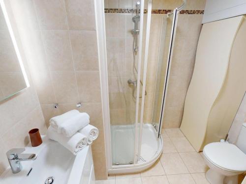 une salle de bain avec une douche, des toilettes et un lavabo dans l'établissement Studio climatisé avec terrasse et wifi proche plages à Menton - FR-1-196-377, à Menton