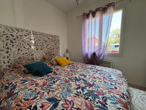 un lit avec deux oreillers dessus dans une chambre dans l'établissement Maison climatisée à Biscarrosse Bourg, 5 pers, ménage inclus - FR-1-319-596, à Biscarrosse