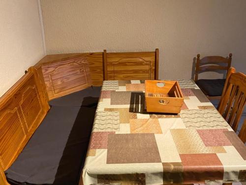 - un lit avec une table et une couette dans l'établissement Appartement calme avec parking à Super Besse - FR-1-814-92, à Besse-et-Saint-Anastaise