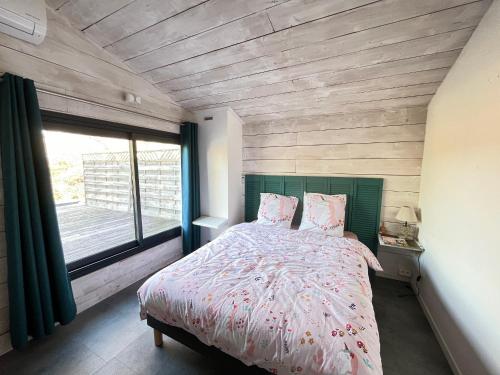 une chambre avec un lit et une grande fenêtre dans l'établissement Belle maison de 4 chambres au bord du canal à Cazaux - FR-1-319-598, à La Teste-de-Buch