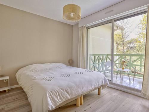 une chambre blanche avec un lit et une grande fenêtre dans l'établissement Arcachon: Appart T2 Résidentiel Près Plage, 2 Balcons - FR-1-433-137, à Arcachon