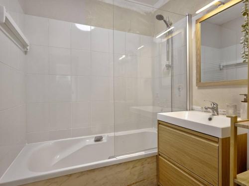 une salle de bain blanche avec une baignoire et un lavabo dans l'établissement Arcachon: Appart T2 Résidentiel Près Plage, 2 Balcons - FR-1-433-137, à Arcachon