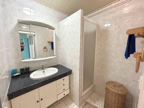 une salle de bain avec un lavabo et un miroir dans l'établissement Charmant T3 à 50m de la plage, Argelès-sur-Mer - FR-1-388-234, à Argelès-sur-Mer