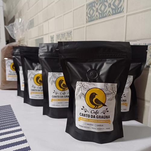 イビコアラにあるChalés Canto da Graúnaのカウンターの上に並んだ食品の袋