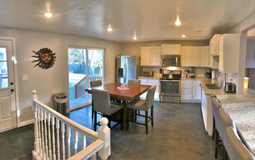 Η κουζίνα ή μικρή κουζίνα στο Huge Fully Updated 7-bedroom Home in Millcreek
