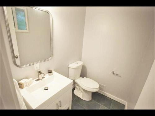 Ένα μπάνιο στο Huge Fully Updated 7-bedroom Home in Millcreek