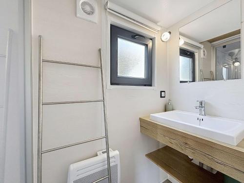 Tiny House 1 chambre, piscine chauffée, à 200 m de la plage, Jullouville - FR-1-361A-24 في جولوفيل ليه باه: حمام أبيض مع حوض ومرآة