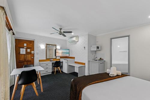 Η κουζίνα ή μικρή κουζίνα στο Sapphire Waters Motor Inn
