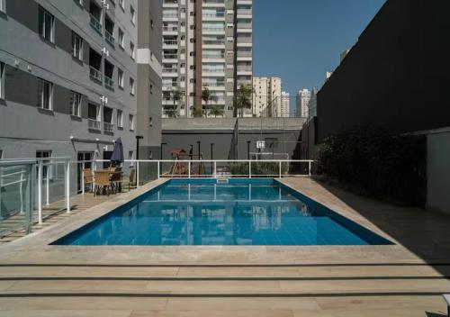 a swimming pool in the middle of a building at Apartamento aconchegante e moderno com varanda na Rua Guaicurus in Sao Paulo