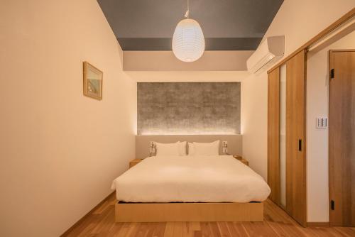 Una cama o camas en una habitación de 谷町君 星屋 東山望月居