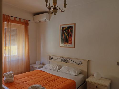 罗马Andreina a San Pietro Apartment的一间卧室配有一张带橙色床罩的床