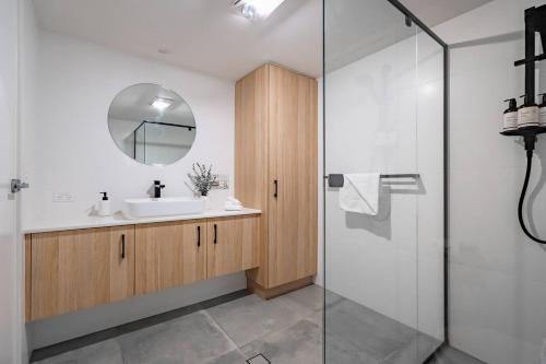Un baño de Stylish Family Escape - 5 min walk to Beach