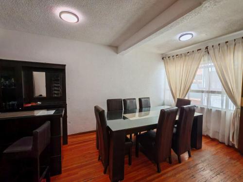 a dining room with a table and chairs at Departamento cerca de Reforma y Chapultepec - atrás Torre Mayor in Mexico City