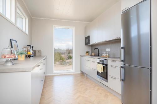 Η κουζίνα ή μικρή κουζίνα στο Seaside villa by paradise - Uusi korkeatasoinen huvila Kalajoki Hiekkasärkät