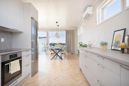 Η κουζίνα ή μικρή κουζίνα στο Seaside villa by paradise - Uusi korkeatasoinen huvila Kalajoki Hiekkasärkät
