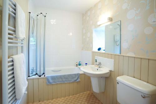 y baño con lavabo, aseo y ducha. en B&B Castleton House en Mere