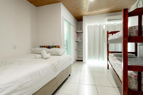 a bedroom with two bunk beds and a window at POUSADA los SABABA in Morro de São Paulo