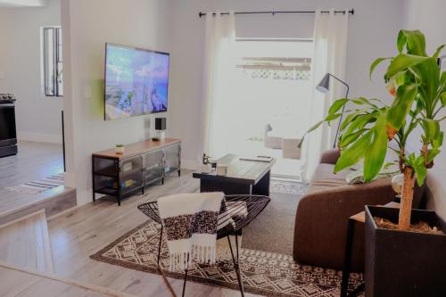 TV a/nebo společenská místnost v ubytování Zoka House 5 mints from Brickell