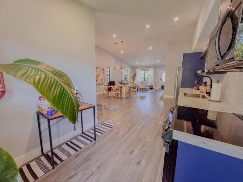 Kuchyň nebo kuchyňský kout v ubytování Zoka House 5 mints from Brickell