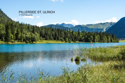 a view of a lake with mountains in the background at Ferienwohnung Alpenglück in Sankt Jakob in Haus
