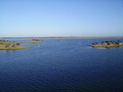 an island in the middle of a large body of water at Casa Alentejana in Estrela