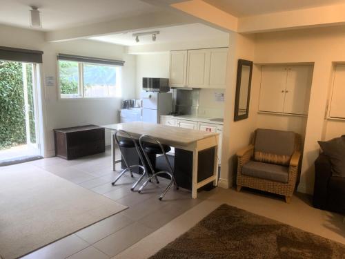 Η κουζίνα ή μικρή κουζίνα στο Belton Apartments - The Studio