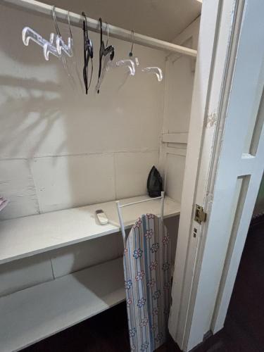a room with a shelf with pairs of scissors at Confort room in Mata Redonda