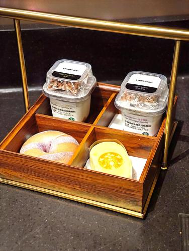 a wooden box with three different types of food at 哲帆民宿花园洋房江与城店 in Chongqing